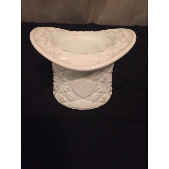Vintage Fenton Daisy & Button #1992 White Milk Glass Top Hat Vase Planter - Picture 1 of 7